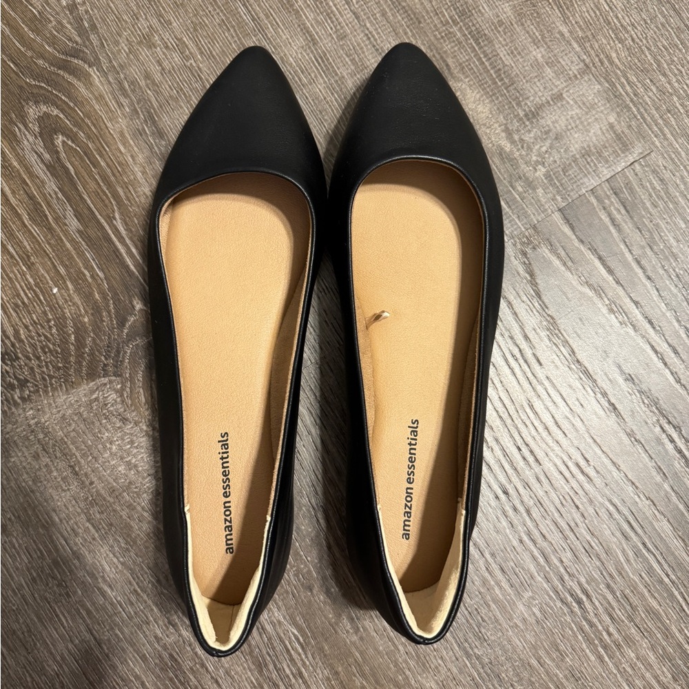 Amazon Essentials Women's Black Pointed Flats